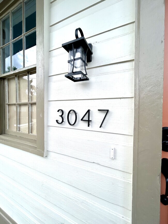 Building Photo - 3047 Maurepas St
