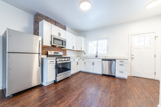 Building Photo - Available MAY - RENOVATED 2 bed Home w/ Ce...