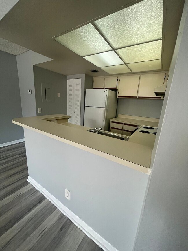 Foto del edificio - ONE BEDROOM ONE BATHROOM!! WATERFRONT COMMUNITY