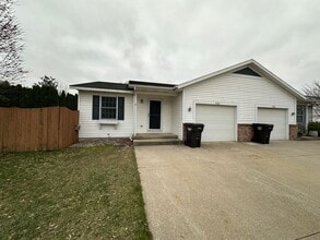 Building Photo - 904 Vos St