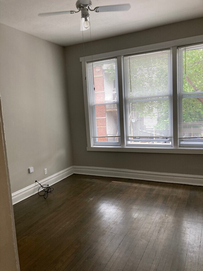Living Room - 946 N California Ave