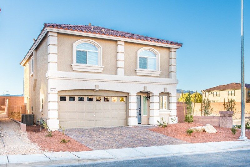 Foto principal - Beautiful 4 Bedroom, 2 Story Home in the S...