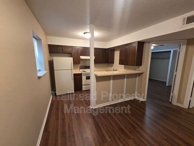 Foto del edificio - 5801 Woodson Dr