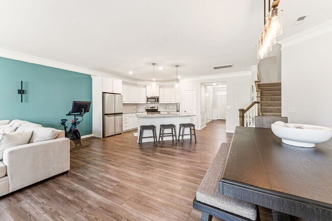 Foto del edificio - Sleek & Stylish 3 Bed, 2.5 Bath Townhome in Prime Location $2,100/mo rent