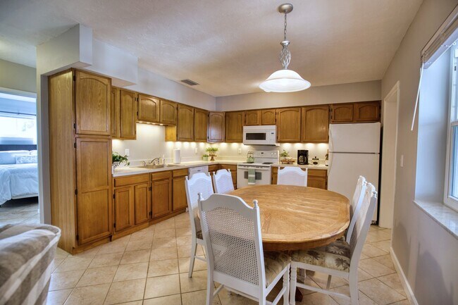 Foto del edificio - Annual Furnished Second Floor Condo on Ven...