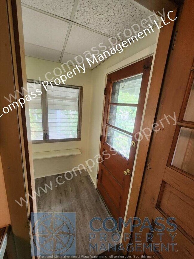 Building Photo - $1695 - 3 Bed, 1.5 Bath Duplex Home - Coat...