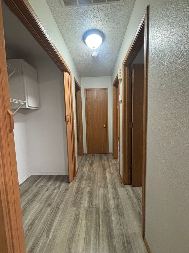 Foto del edificio - 2 bedroom 1 bathroom 1 car garage
