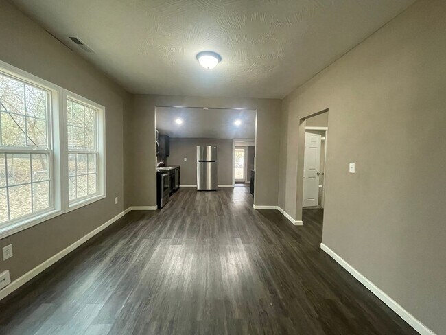 Building Photo - Recently Remodeled 3 Bedroom 1.5 Bathroom!