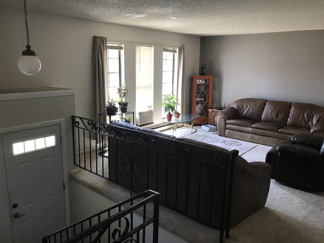 Building Photo - 1501 Cedarwood Dr