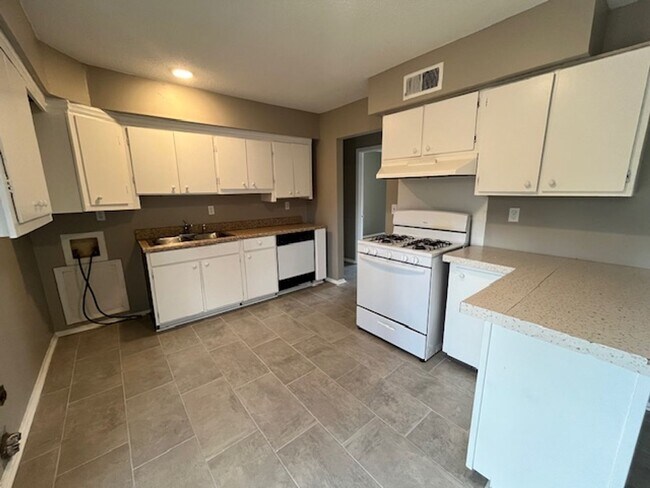 Building Photo - Renovated 3 Bedroom 1 Bath Home for Rent!