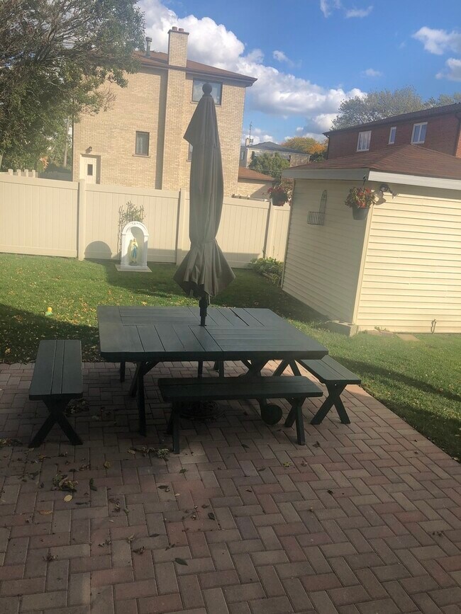 Foto del edificio - 8841 Chester Ave