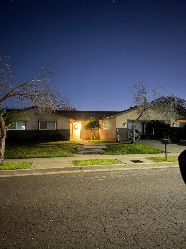 Building Photo - 397 W Magnolia Ave