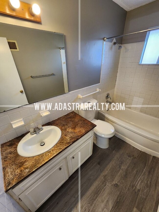 Building Photo - Awesome 2 Bedroom Duplex in Overland Park-Available in APRIL!!