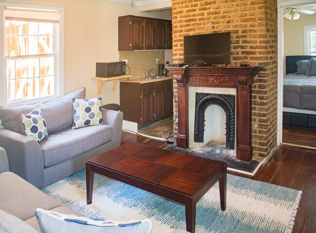 Foto del edificio - Fully Furnished Downtown Apartment