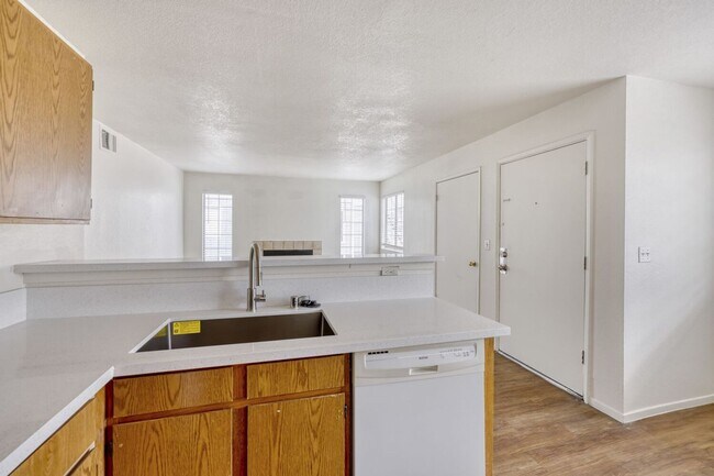 Foto del edificio - Cozy 2-Bedroom Apartment with Open Layout