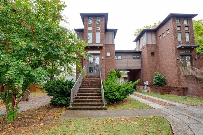 Foto del edificio - Luxury 12 South Brownstone with Courtyard | Rooftop Deck with Fireplace & Scenic Views | 2-Car Ga...