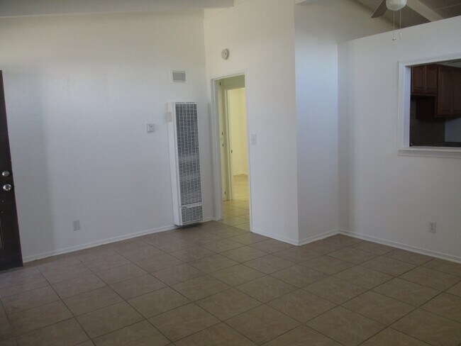 Building Photo - 2 Bedroom 1 Bath