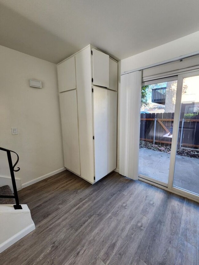 Building Photo - $500 REBATE Townhome close to Cameron YMCA...