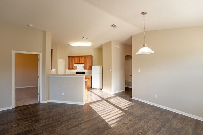 Foto del edificio - Charming Brick Home with Open Floorplan, Vaulted Ceilings, and Luxurious Amenities—Perfect for An...