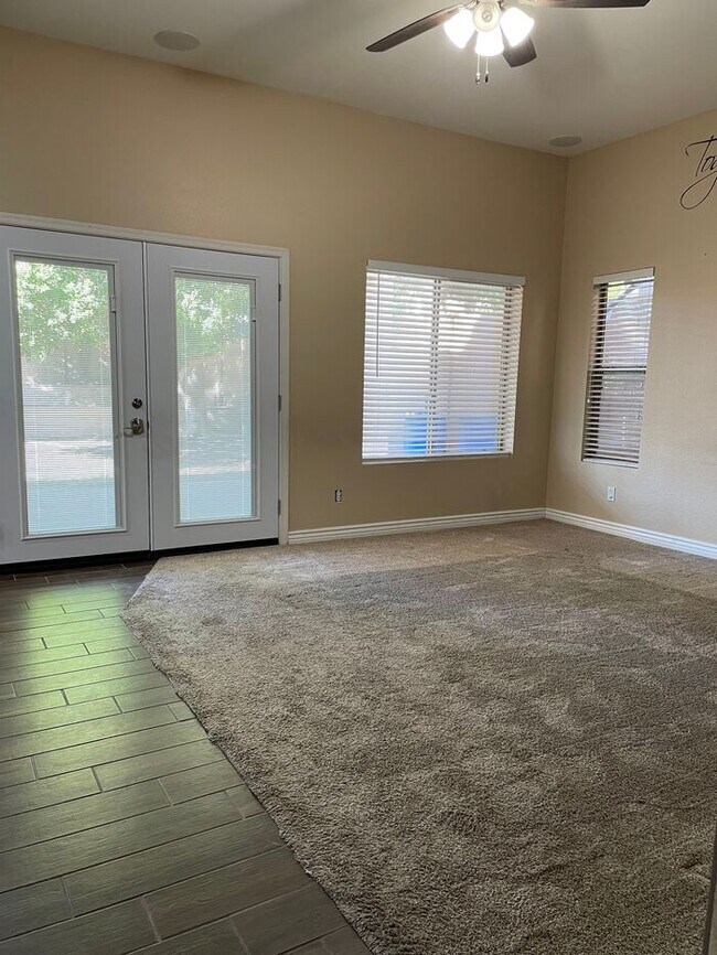 Building Photo - 4 Bed/2.5 Bath Stunner in North Phoenix!!