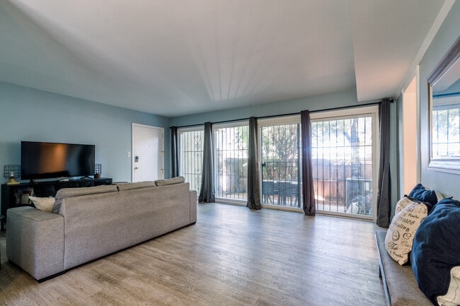 Building Photo - 9725 Crenshaw Blvd