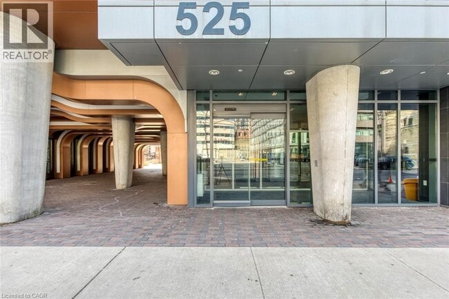 Building Photo - 525 Adelaide St W