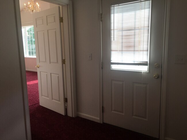 Foto del edificio - 6 Bedroom 2 bath House Close to Campus