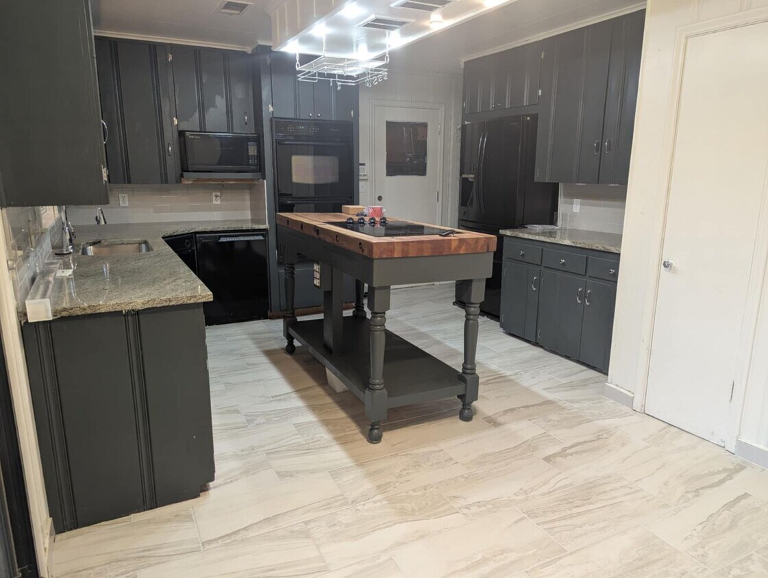 Building Photo - Beautiful 3 Bedroom home!  Fully renovated...