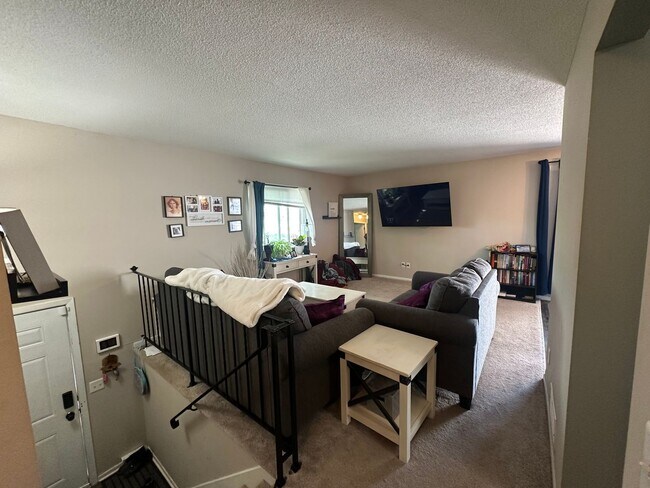 Foto del edificio - Beautiful 3 bedroom, 2 bath Townhome with ...