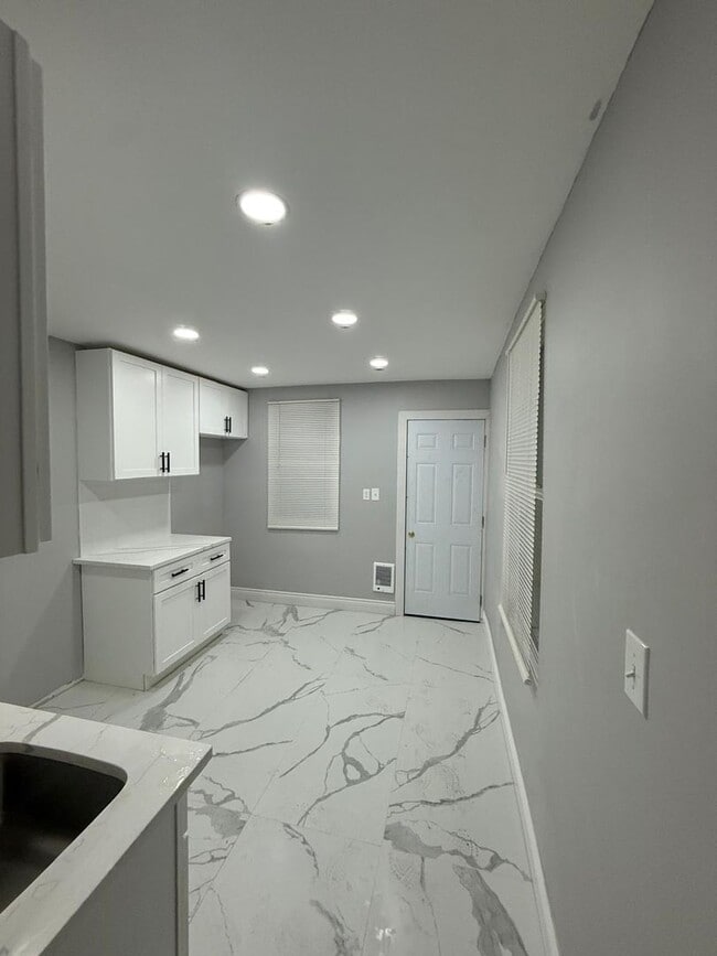Building Photo - 6654 Yocum St