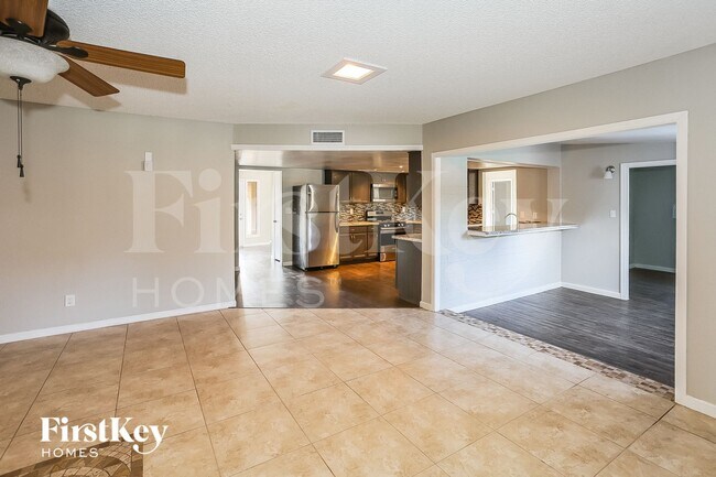 Building Photo - 8427 N 47th Dr