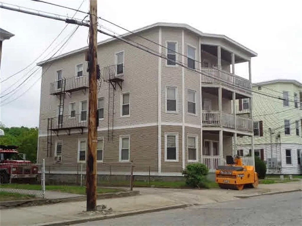 465 Wood Ave Unit 465 Wood Ave3R, Woonsocket, RI 02895 Apartments in Woonsocket, RI