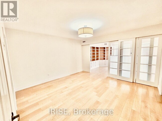 Building Photo - 77-677 McMurrich St