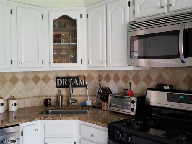 Building Photo - 2 Ajax Ct