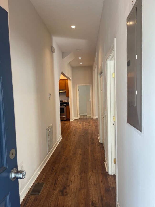 Foto del edificio - Newly Renovated 2B Apartment just Blocks f...