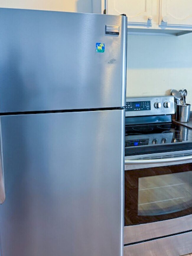 Building Photo - 30-32 Sherman St - Lakefront Living, Right in the Heart of Burlington