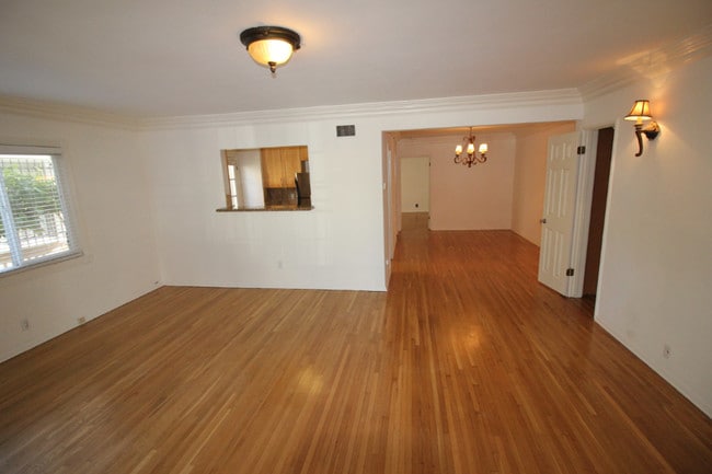 Building Photo - 432 S Doheny Dr