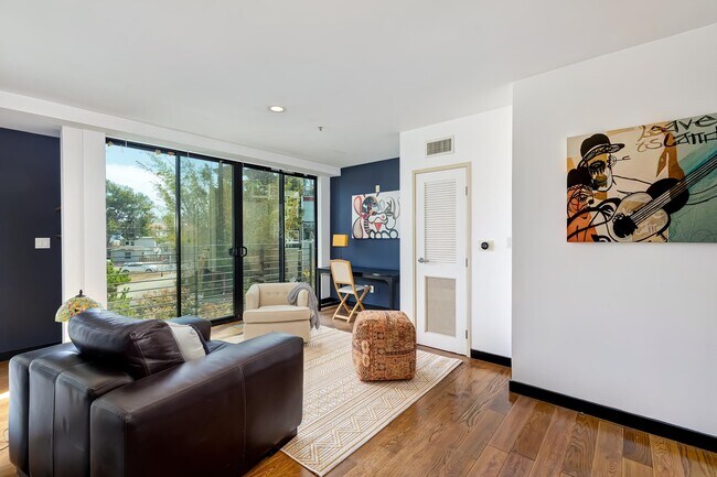 Foto del edificio - 815 Hampton Dr