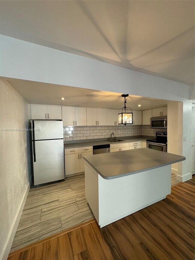 Foto del edificio - 7921 SW 104th St