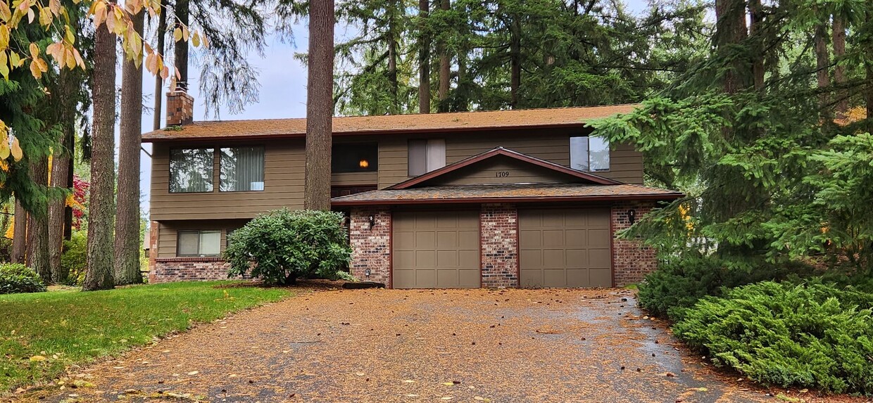 Primary Photo - LYNNWOOD Spacious 3 bdrm + Den & Family Ro...