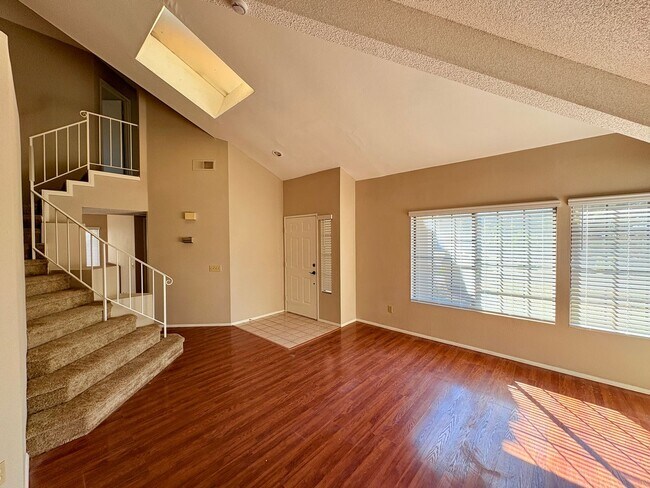 Building Photo - 3BR Oceanside Home Near Alamosa Park and G...