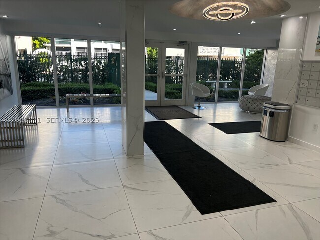 Building Photo - 720 Collins Ave