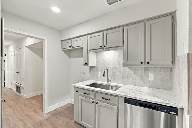 Building Photo - 2BR/1.0BA Home - Arlington