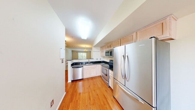 Building Photo - Spacious & Sunny 2Bed/2Bath End Unit in The Village at Town Center