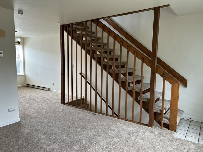 Foto del edificio - Quiet and Sunlit Townhome with Attached Garage and Washer/Dryer Included