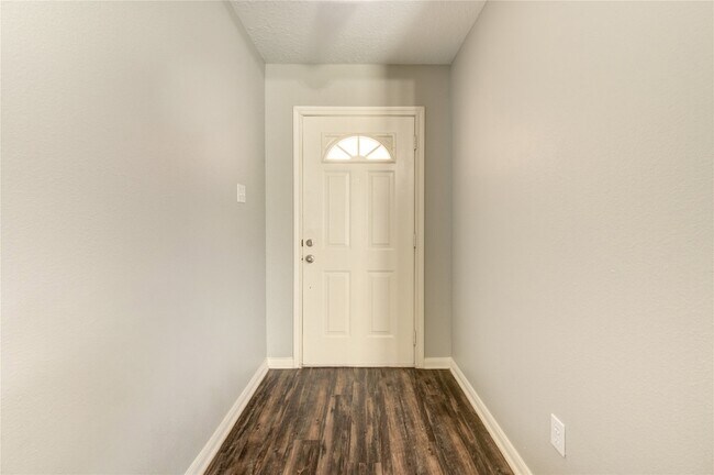 Building Photo - 7302 Greenwood Point Dr