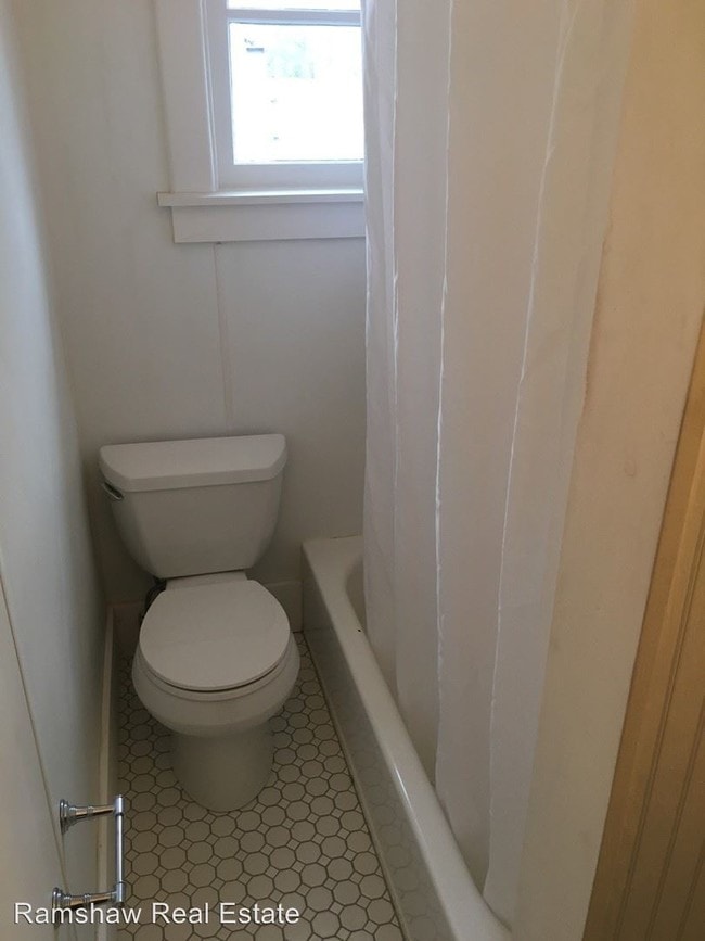 Building Photo - 1 br, 1 bath Apartment - 311 W. Columbia