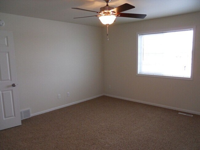 Building Photo - 3 Bed 3 Bath Twin Home