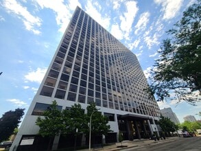Building Photo - 4343 N Clarendon Ave