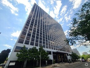 Building Photo - 4343 N Clarendon Ave